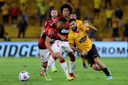 AMDEP383. GUAYAQUIL (ECUADOR), 29/09/2021.- Gonzalo Mastriani (d) de Barcelona disputa un balón con Mauricio Isla (i) y Willian Arao de Flamengo hoy, en un partido de las semifinales de la Copa Libertadores entre Barcelona SC y Flamengo en el estadio Monumental en Guayaquil (Ecuador). EFE/Franklin Jácome POOL