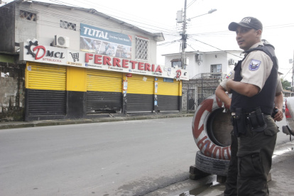 Una puerta enrollable del local quedó afectada