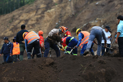 Pobladores y rescatistas buscan a víctimas de un alud hoy, en Alausí (Ecuador).