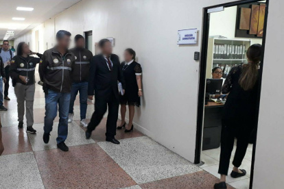 Peritos ingresaron a la casa de salud y a la oficina de quien fue Nathaly López, directora administrativa financiera, asesinada este último martes.