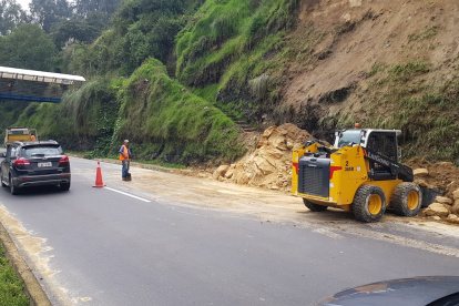 Cierre. Los trabajos de remoción de escombros se llevaron a cabo desde la mañana para evitar congestión en horas pico