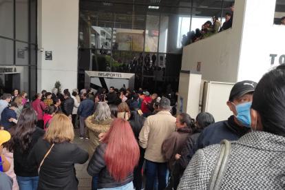 Molestia. Los usuarios gritaban consignas para recibir alguna respuesta positiva o conocer las causas del malestar