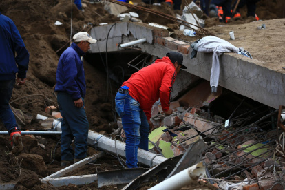 A trece ascendió la cifra de fallecidos por el gran deslizamiento de tierra que ocurrió el pasado domingo en Alausí, en el centro de los Andes de Ecuador, luego que la Fiscalía General del Estado dispusiera este miércoles el levantamiento de un cadáver más encontrado entre los escombros.

Según la Secretaría de Gestión de Riesgos, hasta el martes se registraban también 67 desaparecidos y 31 heridos, mientras que 32 personas pudieron ser rescatadas con vida en los instantes posteriores al desastre.

Como damnificados hay 116 personas correspondientes a 30 familias que se encuentran alojadas en albergues temporales habilitados en este municipio de la andina provincia de Chimborazo, mientras que las personas afectadas ascienden a unas 500.

También hay 163 viviendas afectadas y el número de inmuebles destruidos está todavía en evaluación, pues muchos de ellos están bajo varios metros y miles de toneladas de tierra, luego de que parte de la montaña se fuera abajo.

La emergencia ha movilizado a numerosas brigadas de bomberos de diversas partes del país y a equipos de rescate especializados en estas situaciones, a los que se han sumado contingentes de militares y de vecinos y voluntarios con picos y palas.

Si bien a cada hora que pasa descienden las posibilidades de encontrar a personas con vida, la magnitud del corrimiento de tierra impide a los rescatistas ubicar con celeridad a las personas que se piensa siguen sepultadas.

La posibilidad del gran corrimiento de tierra ya había sido advertida y avisada a autoridades en diciembre pasado por los habitantes de Alausí, cuando se habían detectado varias grietas en el cerro que, con el paso de las semanas, superaron el metro de anchura.

La Secretaría Nacional de Riesgos asegura haber cursado el 11 de marzo al gobernador (delegado del Gobierno) de la provincia de Chimborazo y al alcalde de Alausí un informe técnico que recomendaba y pedía la evacuación de la población, entre otras medidas.