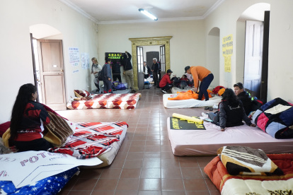 Maestros se instalan con colchones en la Confederación de Trabajadores de Educación Urbana como protesta para exigirle al Gobierno respuestas a sus demandas, este 28 de marzo de 2023, en La Paz (Bolivia).