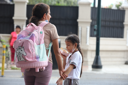 La falta de bares escolares obliga a los niños a consumir comida chatarra en la calle.