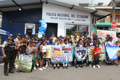 Acto. Moradores y la policía del sector durante la reapertura de la UPC.