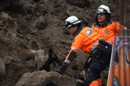 Lugar. Los organismos de socorro señalan que las labores de rescate no tienen horarios; que son las  24 horas del día. Aunque la lluvia complica el proceso.