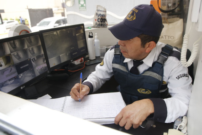 Monitoreo. Entre sus facultades está el control de la garita de cada edificio.
