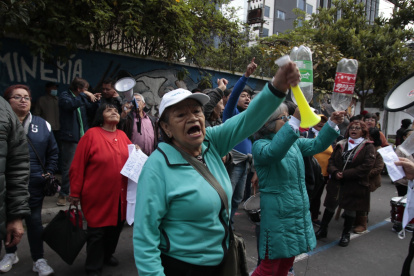 La tarde de este 29 de marzo varias personas se empezaron a congregar en los exteriores de la Corte Constitucional pidiendo se admita el juicio político.