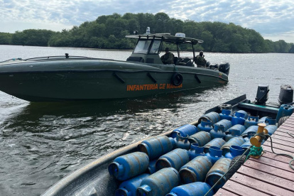 La Armada orilló las embarcaciones para contar los cilindros.