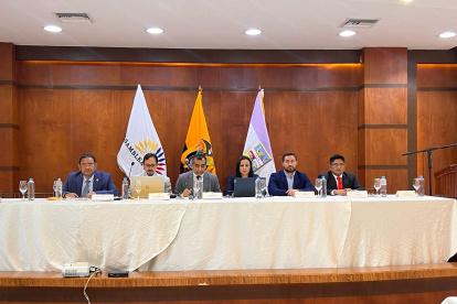 Reunión. Los asistentes a la Comisión de Seguridad de la Asamblea.