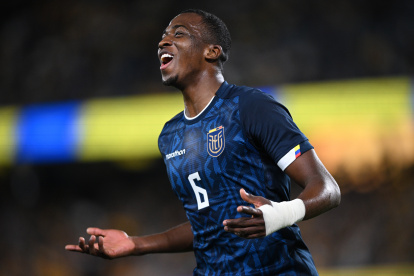 Melbourne (Australia), 28/03/2023.- William Pacho of Ecuador celebrates after scoring a goal during the soccer match between the Australian Socceroos and Ecuador, as part of the Socceroos" Welcome Home Series, at Marvel Stadium in Melbourne, Australia, 28 March 2023. (Futbol, Amistoso) EFE/EPA/JAMES ROSS AUSTRALIA AND NEW ZEALAND OUT
