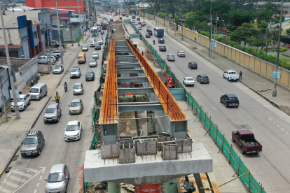 Obra. Hasta este 29 de marzo, se había colocado parte del soporte de la solución vial, del lado de la avenida Juan Tanca Marengo, desde donde se iniciará el desvío hacia la calle Gómez Gault.
