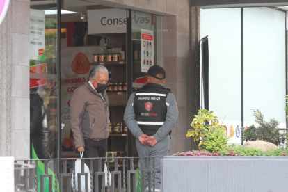 Limitados. En los establecimientos comerciales, los guardias de seguridad pueden disuadir a los informales e indigentes