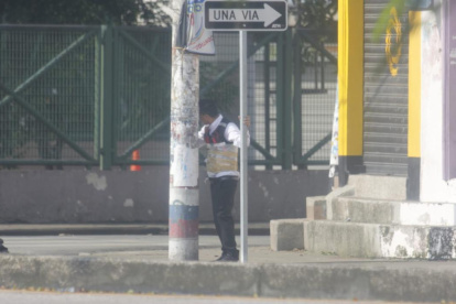 El hombre está junto a un poste, fuera del mercado de Sauces 9.