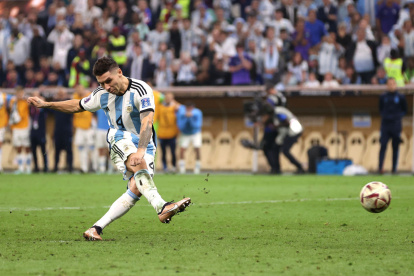 LUSAIL CITY, QATAR - DECEMBER 18: Gonzalo Montiel of Argentina scores the team"s fourth and winning penalty in the penalty shoot out during the FIFA World Cup Qatar 2022 Final match between Argentina and France at Lusail Stadium on December 18, 2022 in Lusail City, Qatar. (Photo by Clive Brunskill/Getty Images)