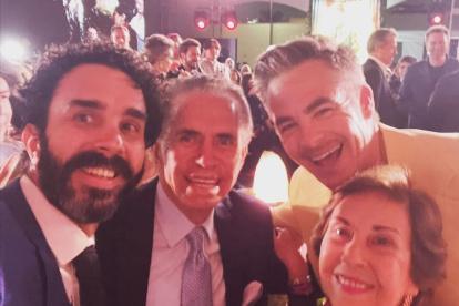 Don Alfonso con su esposa, Priscilla y el actor Cris