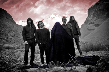 Mourning Sun son Ramón Pasternak (guitarrista),
Vincent Zbinden (batería), Ana Carolina 
Ojeda (voz),
Rodrigo Morris (guitarrista) y Hermaunt Folatre (bajo).