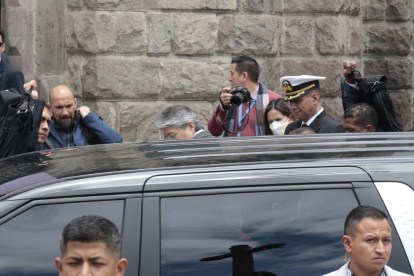 Un fuerte dispositivo de seguridad resguardó al presidente Lasso a su ingreso a la reunión de gabinete.