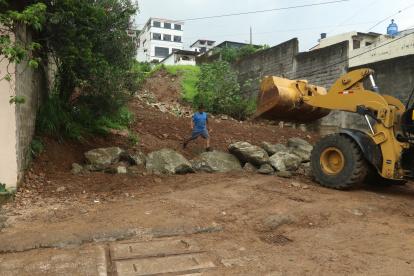 Bellavista. Con la colocación de rocas se espera detener los deslaves.