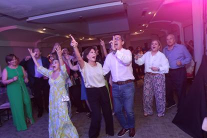 Los asistentes cantaron y bailaron con los temas de Astrid Achi, Amado Terán y Araceli Iturralde.