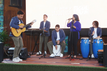 Presentación. Uno de los grupos formados por estudiantes de la Espol, participan en el evento del pasado miércoles en Las Ramblas.