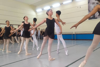 Desfile protagonizado por los estudiantes de la Escuela Nacional de Ballet Cuba y coreografiado por el reconocido Eduardo Blanco.