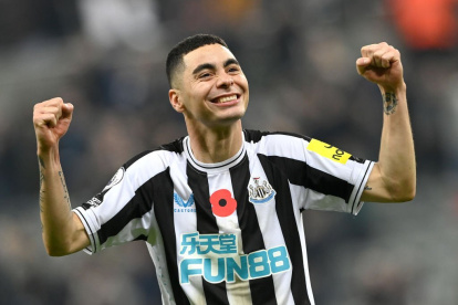 NEWCASTLE UPON TYNE, ENGLAND - NOVEMBER 12: Miguel Almiron of Newcastle United celebrates following their side"s victory in the Premier League match between Newcastle United and Chelsea FC at St. James Park on November 12, 2022 in Newcastle upon Tyne, England. (Photo by Stu Forster/Getty Images