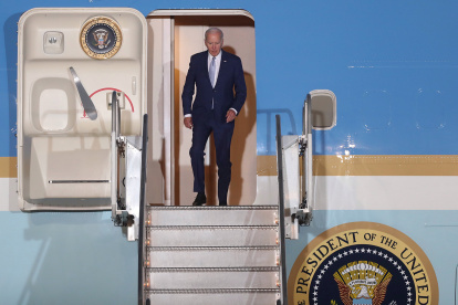 El presidente de Estados Unidos, Joe Biden desciende del avión para dar inicio a su visita oficial a México en enero de 2023.
