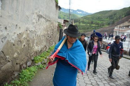 Lugar. Familiares de desaparecidos se retiraban con sus palas de la zona.