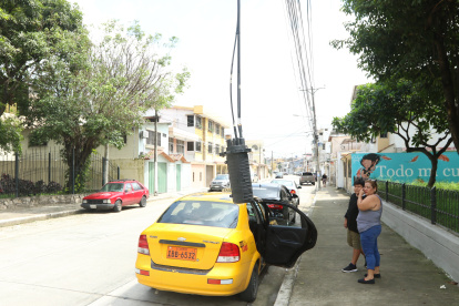 Hecho. El aparato cuelga del tendido eléctrico.
