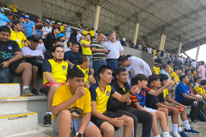 Los hinchas de la sub-17 en el Chucho Benitez.