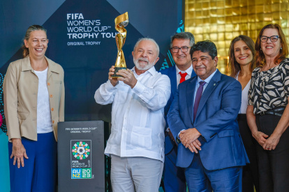 El presidente brasileño encabezó la comitiva que recibió el trofeo de este año.