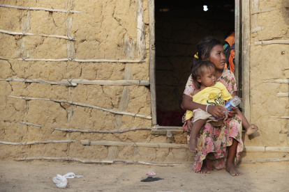 Dos niños indígenas wayúu descansan en la entrada de una vivienda en la comunidad Witka, en Manaure (Colombia).