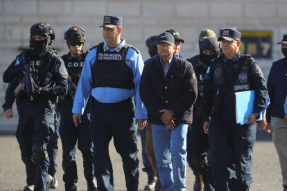 Policías trasladan hoy al exdiputado Midence Oquelí Martínez Turcios (c-d) rumbo a un avión para su extradición a Estados Unidos, en la Base Aérea Hernán Acosta Mejía en Tegucigalpa (Honduras).