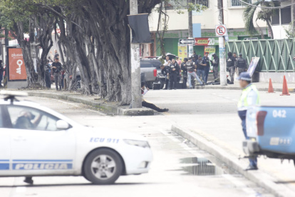 La Policía de Ecuador desactivó el artefacto explosivo adherido al cuerpo del hombre.