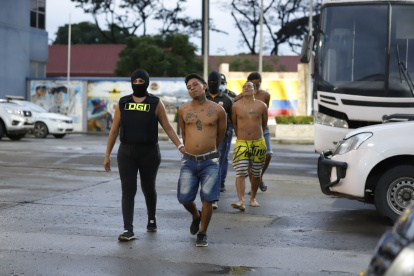 Uno de ellos es menor de edad. En el lugar encontraron un fusil, una ametralladora y una pistola.