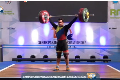 Wilmer Contreras levantando 148kg en la modalidad de arranque.
