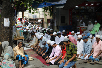 Los musulmanes de todo el mundo celebran el mes sagrado del Ramadán rezando durante la noche y abstenerse de comer, beber y tener actos sexuales durante el período comprendido entre la salida y la puesta del sol.