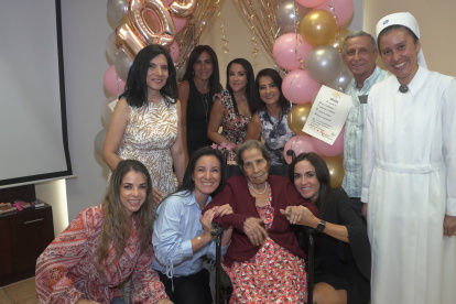 Aída junto a María Alexandra Galarza, María Isabel Guillén, Patty Guillén, María Eugenia Palacios, Alfredo Palacios,  la hermana Ingrid, María Eugenia Guillén, Érika Cedeño y Mónica Guillén.