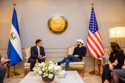 El presidente salvadoreño, Nayib Bukele, recibió en San Salvador al senador republicano Marco Rubio.
