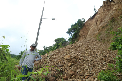 1. Deslaves. Una zona que era peatonal, actualmente está llena de escombros. C