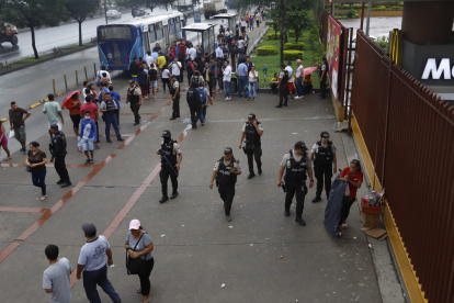 Amedrentaron a las personas y pusieron artefactos explosivos en la bóveda del banco.