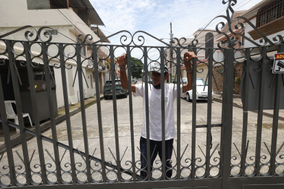 Las manzanas de la ciudadela Los Almendros han sido cerradas con portones y rejas.