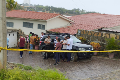 Los comuneros estaban atentos a la información policial afuera de la residencia en Punta Blanca.