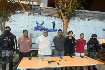 Luis Alfredo Arboleda, alias "Gordo Luis", cabecilla de la banda Los Lobos, de camiseta blanca, en una detención anterior.