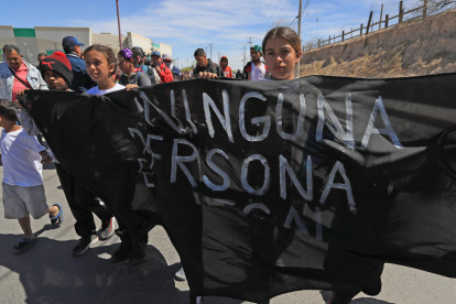 Un grupo de migrantes y activistas salieron a protestar por el hecho.