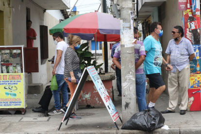 Los peatones encuentran obstáculos al momento de caminar por las veredas de Sauces 6.