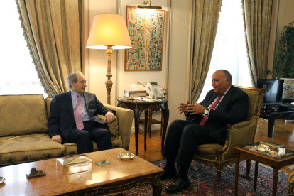 El ministro de Exteriores sirio, Faisal al Miqdad, durante un encuentro en El Cairo con su homólogo egipcio, Sameh Shukri