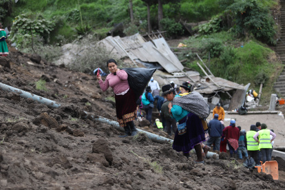 Varios familiares de los fallecidos y desaparecidos permanecen en la zona del deslave, en Alausí.